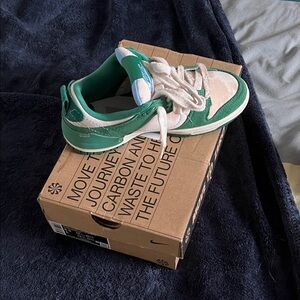Nike Kids Sneakers in Green and Cream